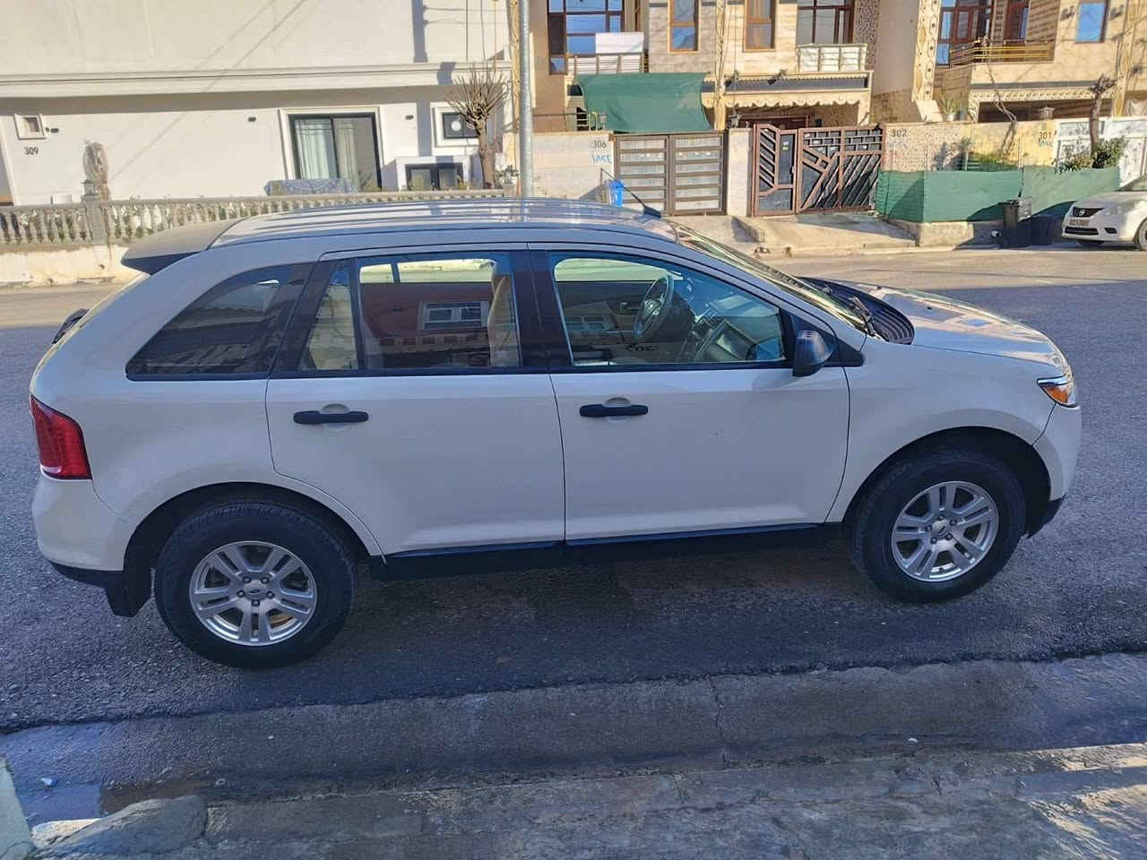 فؤرد ايديج مؤديل 2011 مواصفات نؤرمال 2پارجةي سبوغة لةگةل توكمةي لاي سايةق گئرو مةكينةو تةقةورةقةي بةشةرت *********** أربيل, العراق
