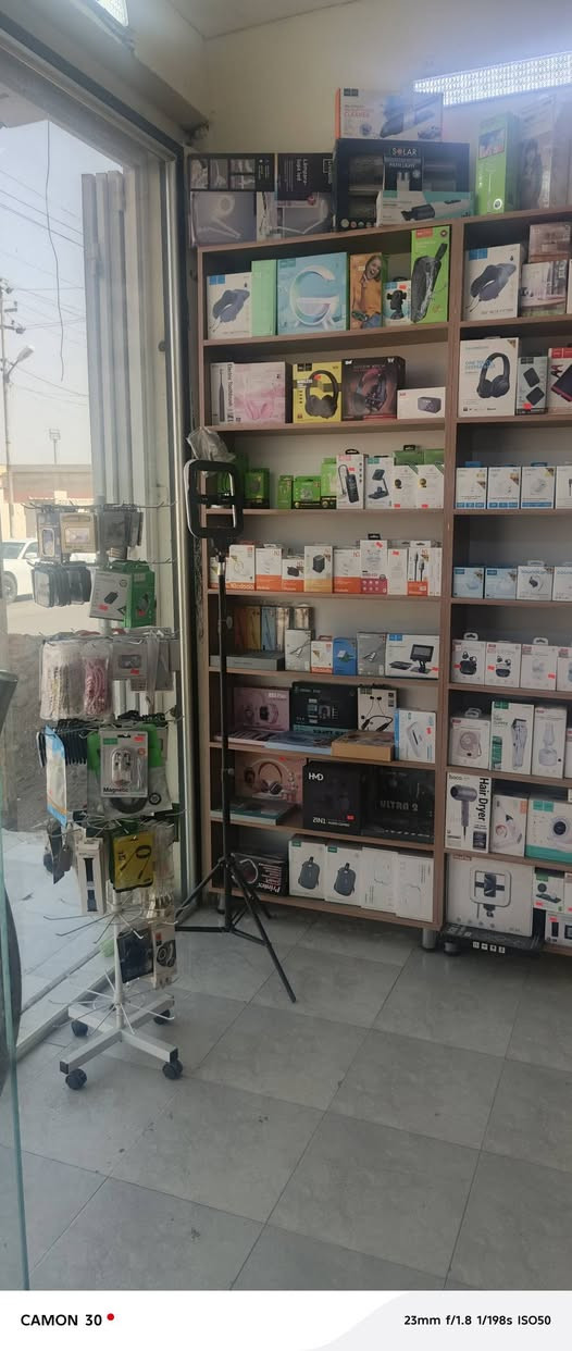 السلام عليكم  محل مبايلات كامل للبيع يحتوي على فاترينات عدد ٤ وميز صيانة عدد١ وميز كاشير عدد ٢ وميز جام عدد١
مع فاترينات تعليك عدد ٢  معة محلقاتهم كاملة ومجهز من المسواك كامل محل شغلة حلو  وشارع فقط انتة بي محل مبايلا ما يمك شخص الوحيد انتة بشارع يعني المنطقة كلهة. عليك سبب البيع التزام بعمل ثاني وعدم تفرغي  لاستفسار الاتصال علة هاذ رقم ***********
موقع المكان حي الحسين القديم شارع مركز شباب والرياضة مقابيل سياج مال ساحة الطوبة السعر خاص تعرفة اتصل واكلك بسعر

