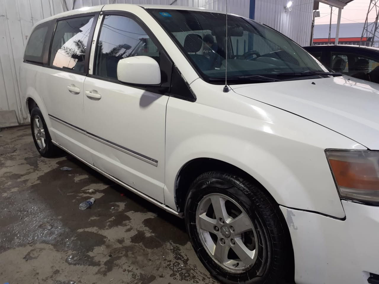 كرفان ٢٠٠٨ محرك ٣٨٠٠ كير ٦ نمر
تبريد ٣ قطع كشنات سياحي منفصل فرس سقف وارضي كشن سايق كهرباء 
ابواب كهربائية بس عاطلات رقم بغداد انكليزي سنويه باسمي لل ٢٠٣٠ 
مكانها بغداد موبايل ***********
سعرها ١٠٠
