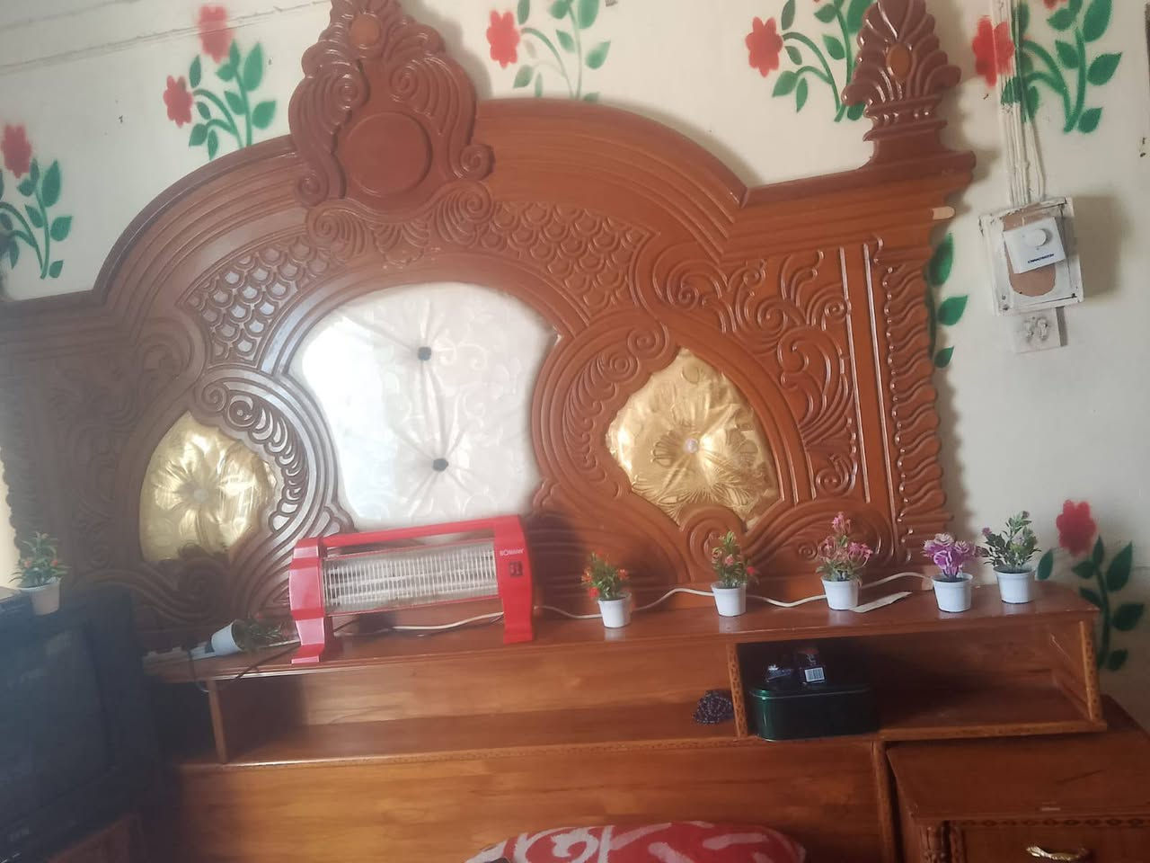 االسلام عليكم غرفه اخشاب للبيع 6 ابواب تسكام  درجه اولى مكلف بل النشر سعرها 600 وبيها مجال الاتصال بل الرقم ***********
