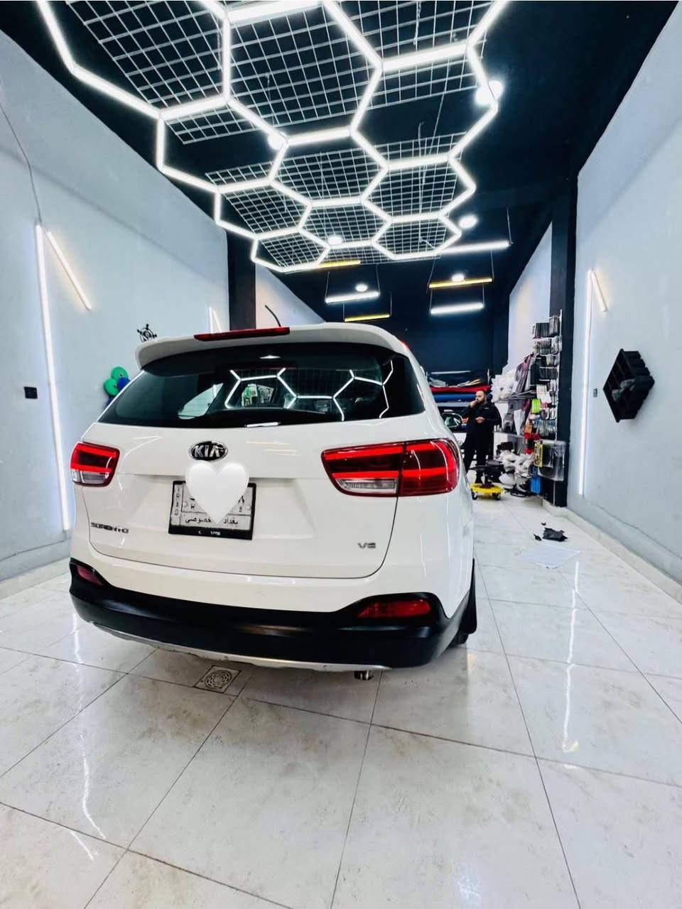 السلام عليكم ورحمة الله وبركاته
سيارة سورنتو للبيع ٢٠١٧ 

سيارة فول من عدا البانوراما 

٦ سلندر رقم بغداد سنوية بااسمي شرط التحويل .

موصفاتها…..

١- إشارة ترحيب عندا الدخول 

٢- مري شفط + اشاير بلمري 

٣- ثلاث قطع تبريد 

٤- سبعة راكب 

٥- صندوق كهربائي 

٦- كشن كهربائي 

٧- تحكم استيرن 

٨- زراكات ماصدات 

٩- حساس امامي خلفي 

ملاحظة : بيها بارد بسيط بجاملخ الخلفي بدون صبغ 

العنوان ديالى بعقوبة 

السعر $229  بيها مجال شي بسيط 

*********** وبي واتساب
