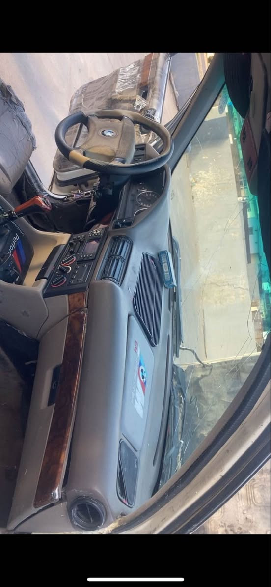 BMW 525كبس 
سعر32 ماتوقع اكو هيجي سعر بس محتاج فلوس ( ومطلوبه غرامات4 ورقات يعني سعرها 28  ورقه قففل!)
سياره كلها بشرط محرك شرط 
كير شرط جاترك 
تبريد شغال 
سياره كاعده ومنصوبه 
كير عادي 
جامات كهرب سياره مكفوله وشرط التحويل ماكني اربيل 
رقم لتوصل *********** أربيل, العراق
