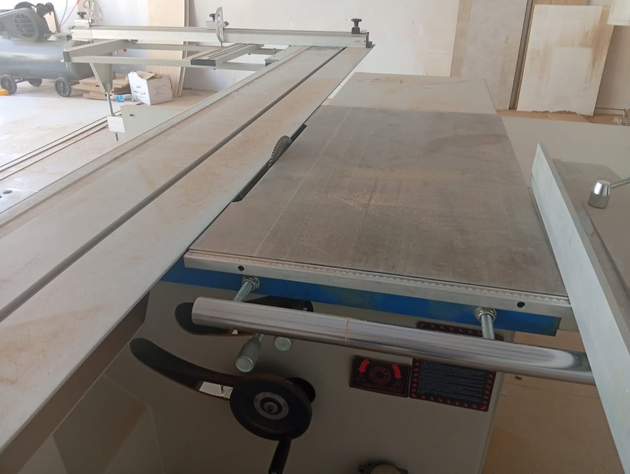 سلام عليكم 
كتر mdf صيني 2025 صاله ست اشهر من ماخذة
وفاكيوم دبل كيس وموجود كمبريسر 500لتر هم جديد 
السعر المجموع 5ملاين و100
***********
