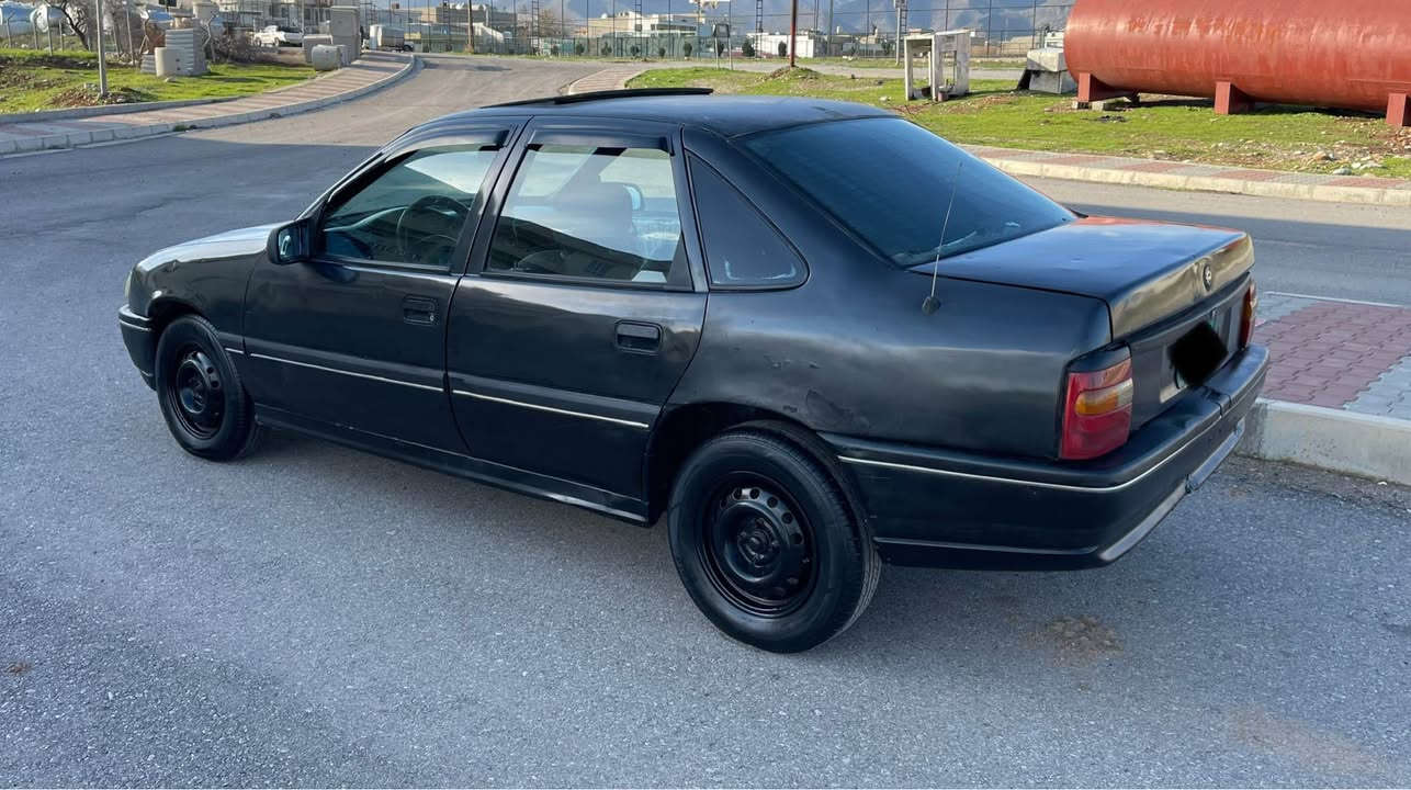 ئوبل موديل٩١
مةكينه ١٦ قايش باريك
گيرو مةكينه بةشةرت
سةيارةكة بةدةل سةنةوي لةگةلة
بةشةرتي كيشةي مةدةني
توندو تول 
چوار تاو ويلي خاوين
پيش و پشتي ليدراني نيه
موسو برانةووة بةشةرت
وةرگةران بةشةرت
سلايت
سعري15$
*********** بشدار, السليمانية
