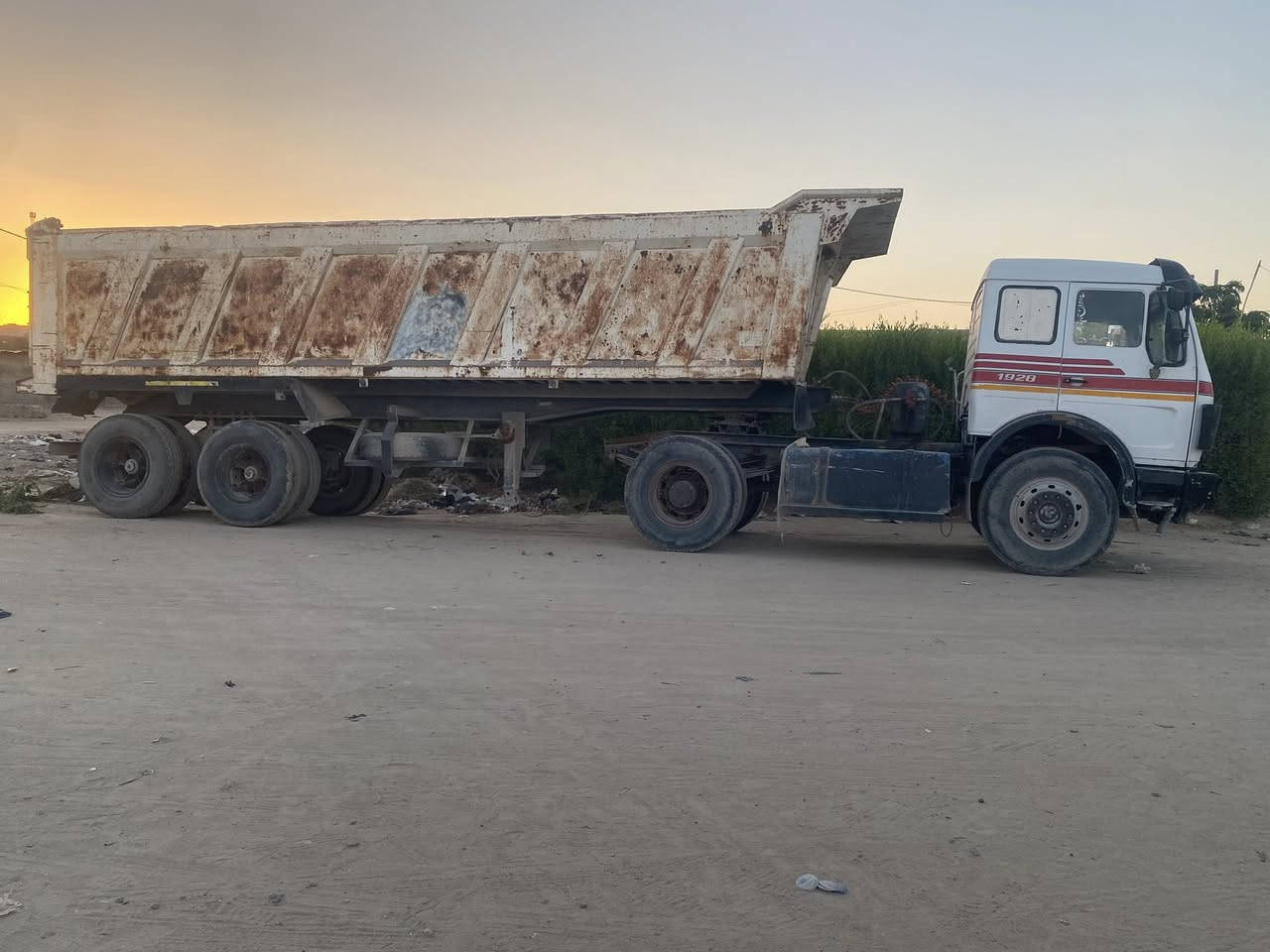 راس تريله للبيع موديل87 مربوطه قلاب عربانه ناصر الاحمد مكفوله كفاله عامه السعر280   ***********. وقت الاتصال. من 12لضهر لل12بليل
