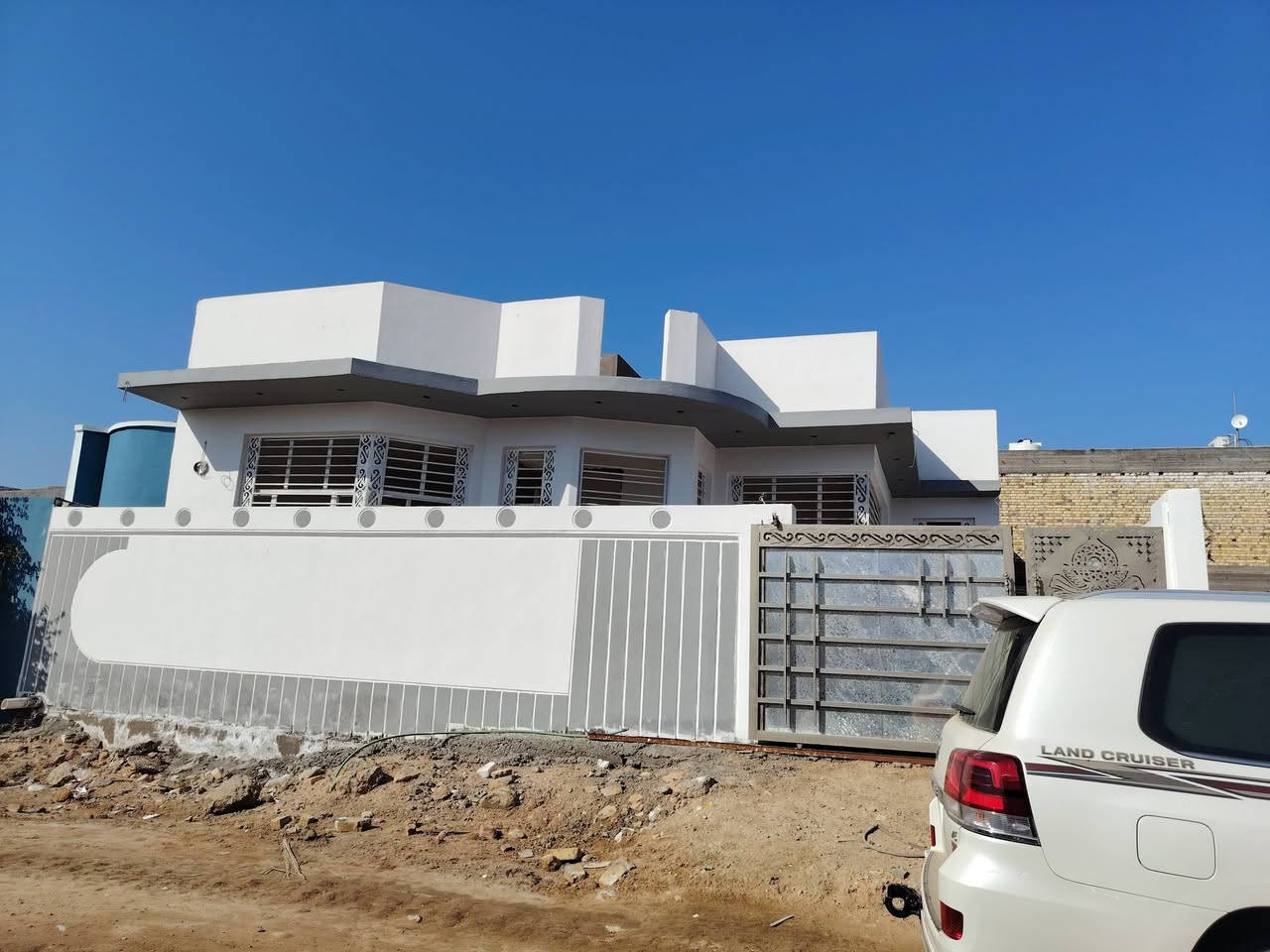 السلام عليكم بيت للبيع حي الثقافي خلف مطعم أيوب شارع البيت رئيس الجامعه قرب جداريه يحتوي على غرفه النوم عدد ٢
وصاله كبيره
ومطبخ بارد وحار عدد ٢
استقبال كبيره
حمامات خارجيه وداخليه
طابق واحد البيت باقي للبيت شي كلش قليل ويكمل يعني فد خمسه مليون ويكمل 
زراعي ملك صرف عثماني بسمي
والمنطقه مشموله بجهد الخدمي بكامل وحاليا جاري العمل فيها مجاري كهرباء ماء تبليط
المساحه 12×20 مجموع 240 متر
السعر ١٤٥ 
الاستفسار ***********
السلام عليكم بيت للبيع حي الثقافي خلف مطعم أيوب شارع البيت رئيس الجامعه قرب جداريه يحتوي على غرفه النوم عدد ٢
