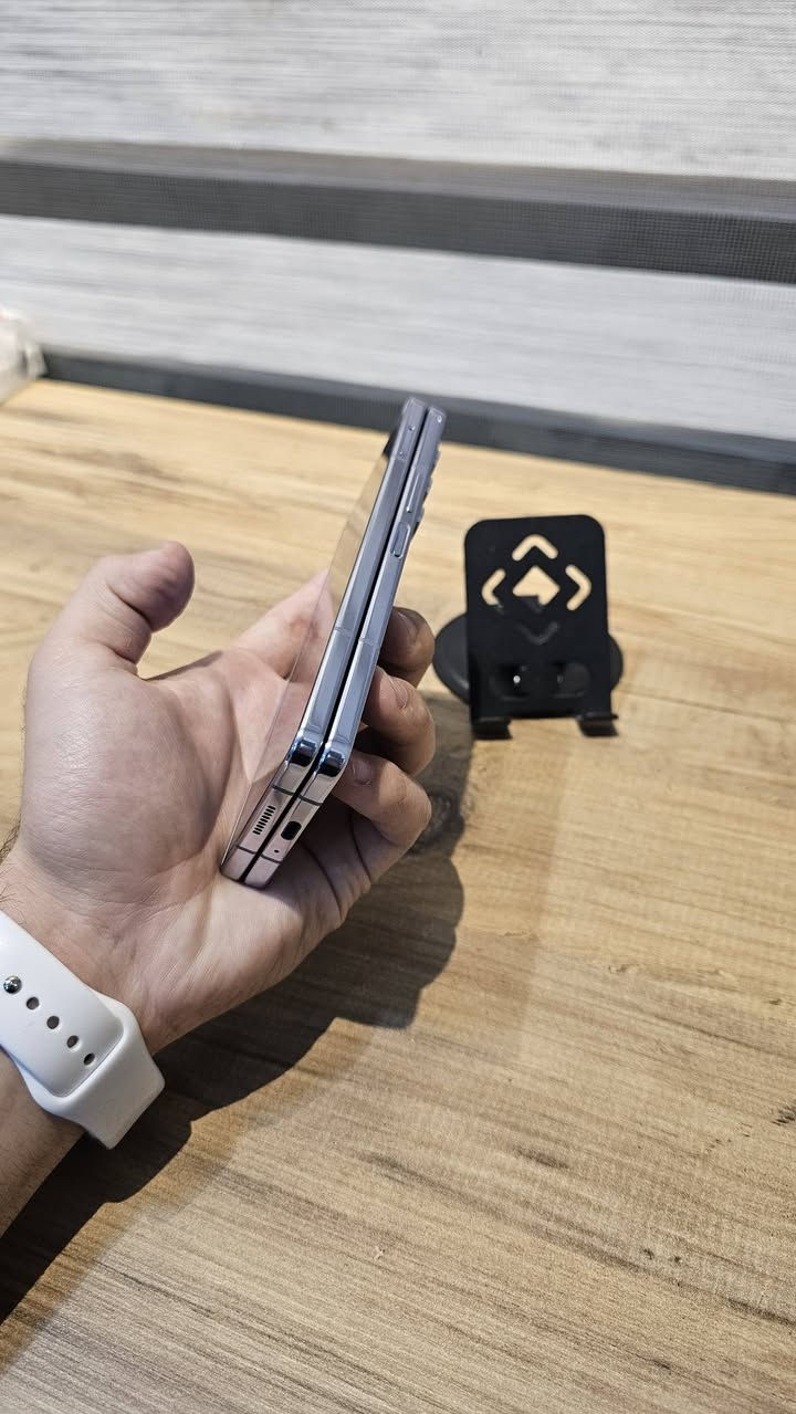 Galaxy Z Fold5.   سامسونك    
ذاكره 256 
غني عن التعريف جهاز جديد لوك فقط مفتوح من باكيت لا خدش ولا شخط بي ما مفتوح الجهاز امريكي 
الضرر/قافل شبكه سيم كارت متوقف لان جهاز امريكي
باقي كله مكفول 

               السعر 525 الف فقط 

_____________________________________ العنوان 📍
بابل شارع 40 متوفر توصيل جميع محافظات العراق 
اذا كان توصيل يلزم عربون من قبل الزبون 
📞***********. واتساب+ اتصال
