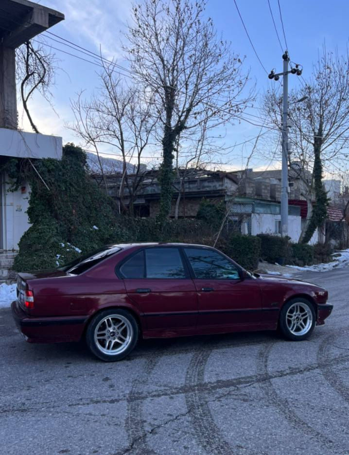 بیئێم ٥۲٥ مۆدێل ۱۹۹٤ فول فول مواسەفاتە تەنها سلایت نیە گێرو مەکینەو موسو بڕانەوەی بەشەرتە یەک لێدرانی بچوکی لای سەیاقی هەیە سەنەوی ئەسڵی لەگەڵ دایە بەشەرتی ئەوەلیات سعر ۳٨ وەڕەقەو مەجالێکی برایەنەی تێدایە بۆ زانیاری زیاتر پەیوەندی بکە *********** گەر موشتەری نیت سەرمان مەهێشێنە ماڵی دۆست أربيل, العراق
