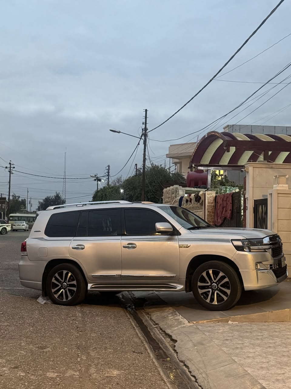 لاندكروز ٢٠١١ محدثة بدون حادث وگلبة كير ومحرك وشواصي وتكم بلشرط رقم سليمانية كلش جديدة وبدون نقص ترايها مال ٢١ ماشية ٢١٠ الف هزة وفحص وسنويه جدد للبيع او مراوس بااقل للاستفسار ***********
مكانها كركوك
