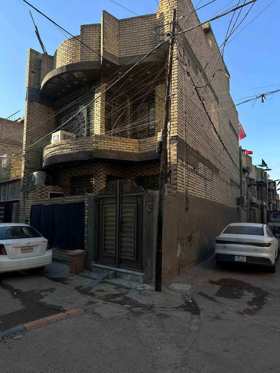 السلام عليكم بيت في منطقة الحبيبية بالقرب من ساحة الحمزه الكائن في فرع مستشفى الولادة واقع حال 90 متر علماً هو حوالي97 متر 
طابقين كامل مكمل من صحيات وكهرباء وماء بناء حديث 
للاستفسار الاتصال على الرقم 
***********
