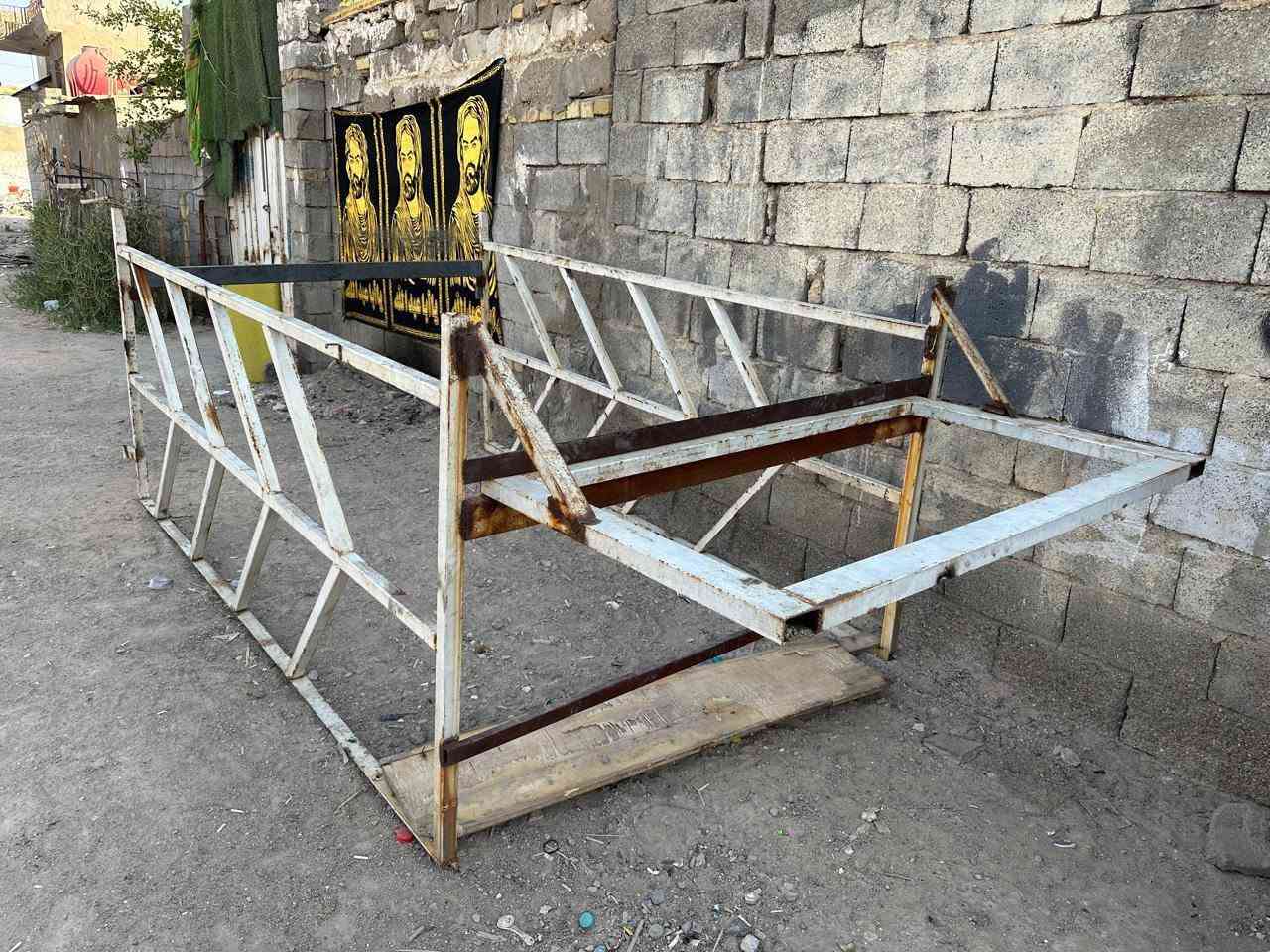 محجرالبيع وسقيفه مال مخضرالسعر١٥٠العنوان البصره رقم الهاتف ***********

