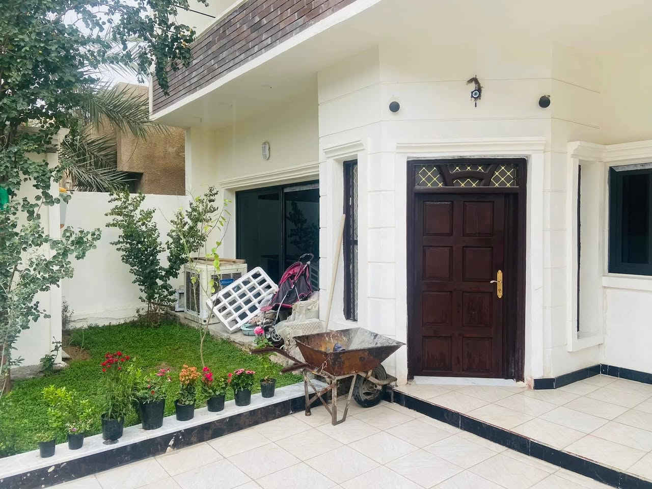 سلام عليكم ورحمت الله
طابو صرف بأسمي 🏡 دار للبيع – موقع مميز في بغداد / الكرخ
📍 العنوان: الكرخ/ شهداء البياع / الرفاق الثانية
قرب شارع المضخة الأول
🔹 تفاصيل العقار:
المساحة: 200 متر مربع
الواجهة: 10 متر
النزال: 20 متر
 (موقع مميز)
🏠 مواصفات الدار:
(4 غرف نوم كبيرة/صالة /هول داخلي/مطبخ حار /مطبخ بارد (كبير)/3/صحيات/منور/كراج/حديقة/سطح عالي)
✨ المميزات:
90% من البناء حديث (2024)
موقع ممتاز ومرغوب
شبابيك سلايت ألمنيوم تفصال اخر موديل 
أبواب صاج 
وزره  مرمر اسود 
محجر درج زجاج أسود
أرضيات بورسلين إسباني
بناء ممتاز

📞 للاستفسار:
*********** محمد حميد
📲 متوفر واتساب
... ملاحضه تم تنزيل سعر عن سعر سابق.
#عقارات #عقار #عقارات_بغداد #بغداد #الكرخ #العراق #دار_للبيع
