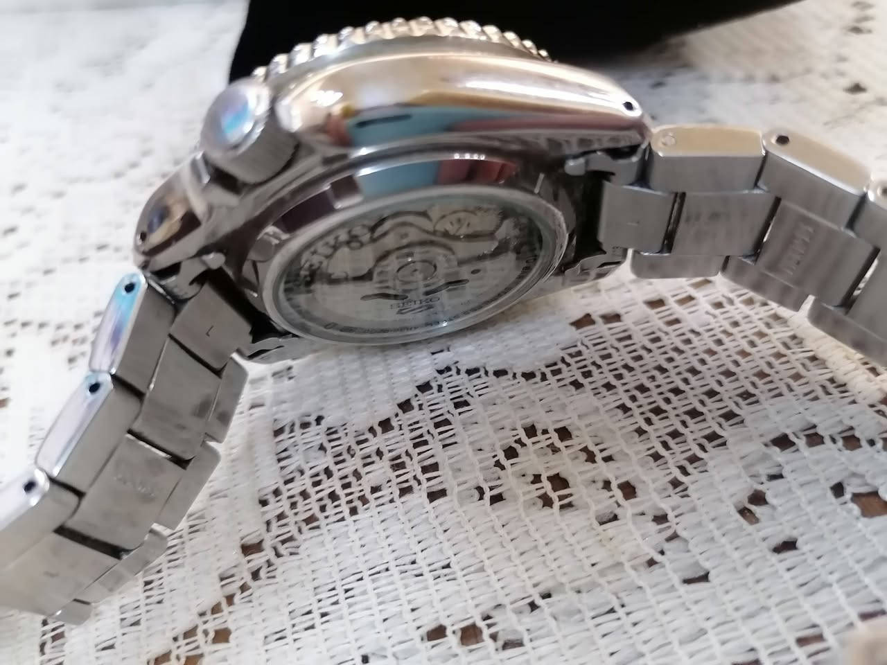 السلام عليكم حبايب .. ساعة seiko للبيع . اجتني هديه قبل اسبوع بعدها جديده مالابسها ولا مره
السعر 400
المكان بغداد . للاستفسار واتساب ***********
