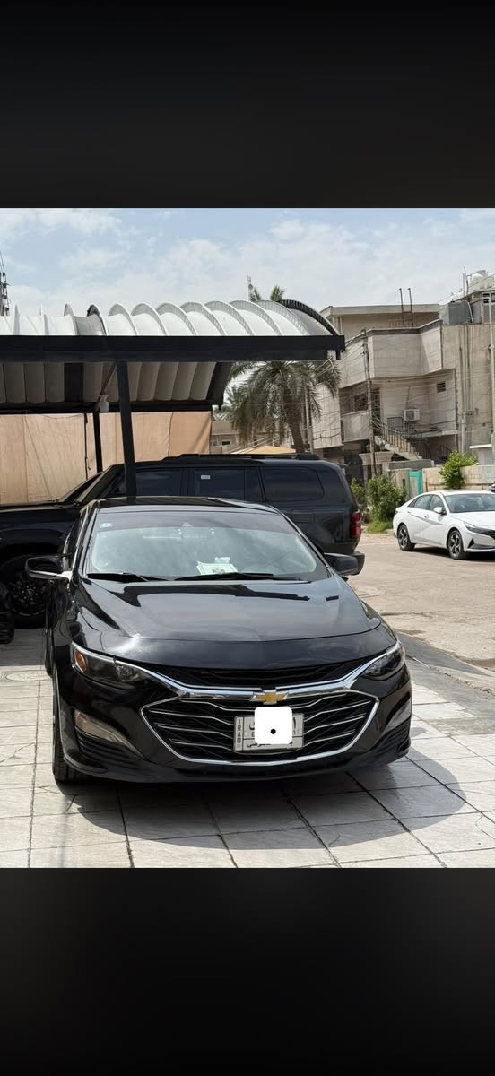 للبيع: شيفروليه ماليبو 2023 فئة LT - بحالة شبه زيرو
المواصفات الأساسية:

 • الموديل: 2023 (فئة LT)

 • الممشى: 31 ألف كم فقط.

 • المحرك: 1.5L تيربو، اقتصادي جداً وعزم قوي.

أبرز مواصفات الـ LT:

 • تشغيل عن بعد + بصمة أبواب وتشغيل.

 • شاشة كبيرة تدعم Apple CarPlay و Android Auto.

 • تحكم ستيرن كامل + كروز كنترول (مثبت سرعة).

 • نظام تكييف ثنائي المناطق (منفصل).

 • كاميرا خلفية دوارة مع حساسات.

 • ليدات نهارية (LED) ورينجات ألمنيوم قياس 17.

حالة السيارة:

 • الحادث: جاملغ أمامي جهة الصدر فقط، مع تكحيل خفيف شبر. باقي السيارة كفالة عامة وبحالة الوكالة.

السعر: 137 ورقة.بيها مجال

مكان السياره بغداد عامريه (((معوقين باقي سنه ))

للتواصل: [7781076650]


**إذا كنت صاحب هذا الإعلان وتريد حذفه لأي سبب، رجاءا أرسل رسالة إلى الدعم الفني**