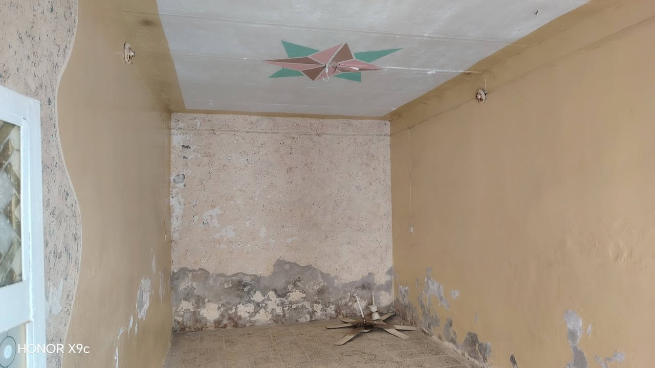 بيت للايجار مقابيل البريد غرفه ومطبخ وبراني وصحيات0781 533 3664
