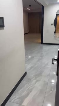 ١٩٨ م عمارة ٢٧ اطلالة داخلية عالشارع ايجارها ٢٥٠٠ مؤثثة بالكامل واثاث ...