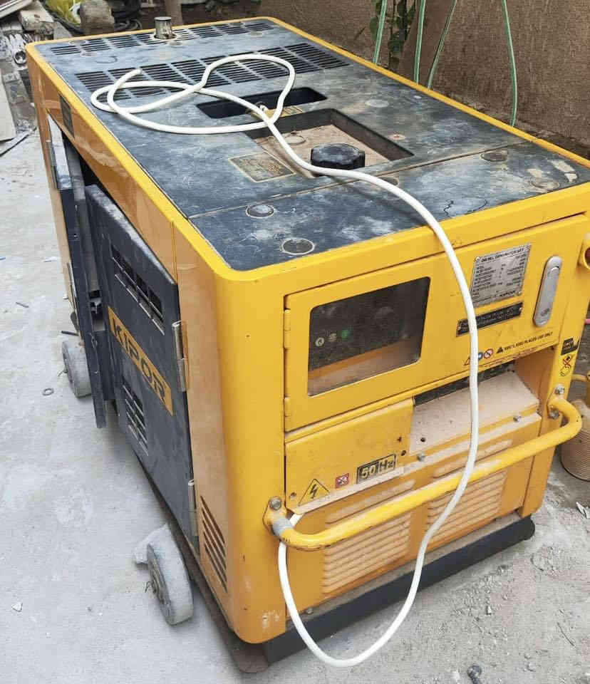 سلام عليكم مولدة للبيع نوع  الماركة Kipor Power  طراز كاتم للصوت مزودة بعجلات لسهولة النقل تعمل بوقود الديزل بستمين تتميز بتشغيل سلف و بصمة ( تشغيل تلقائي ) يوجد فيها لوحة تحكم رقمي لمراقبة الأداء عدد الأمبيرات حوالي ( 40/36) المولدة نضيفة جدا 
السعر 16 ورقة وبيها مجال بسيط الموقع كربلاء 
رقم الهاتف : ***********
