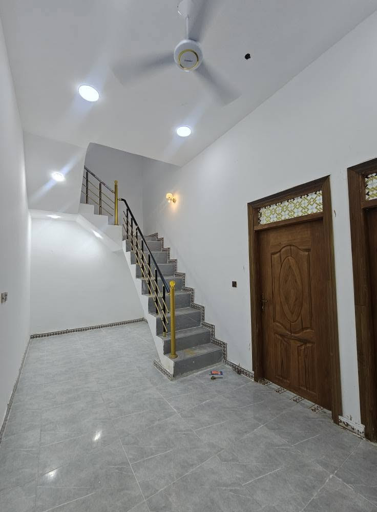🏡 دار حديث للبيع - موقع مميز في أبي الخصيب 🏡
​لكل من يبحث عن السكن المريح والاستقرار، يعلن مكتب عقارات الوارث عن توفر دار سكنية حديثة البناء بمواصفات ممتازة:
​📐 المساحة: 100 متر مربع.
​🏗️ نوع البناء: بناء حديث جاهز للسكن.
​⚖️ صنف العقار: طابو زراعي (عراقي).
​🔹 تفاصيل وتقسيم الدار:
​🛏️ غرف نوم عدد (2)
​🛋️ صالة واسعة
​🚙 طارمة (كراج خارجي)
​☕ ديوانية مستقلة لاستقبال الضيوف
​🍳 مطبخ
​🚿 مجموعات صحية كاملة
​📍 العنوان والموقع:
​البصرة - قضاء أبي الخصيب - منطقة سيد غريب (الفية).
​💰 السعر:
​62 مليون دينار عراقي (والسعر قابل للتفاوض والطبشة بالمعقول).
​📞 للاستفسار والتواصل:
​يرجى الاتصال مباشرة على الرقم التالي:
📱 *********** البصرة, العراق
