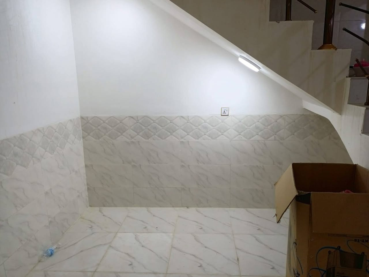 بيت للبيع
كربلاء مجمع سيد اسماعيل السكني بيت للبيع مساحة 50 متر  سند 25 قرار محكمة يم عمود ١٤٣ خدمات كامله ماي مجاري كهرباء تبليط ويجود فيه ميزانية كهرباء ومعاملة ميزانية الماء ايضا 
السعر 40 مليون وبي مجال مستعجل على بيعتة واذا اكو بيت طابق اونص اراوس ويا بس كون خريطة مرتبة 
يحتوي على غرفة  وصاله ومطبخ و صحيات عدد 1
محمد  ***********
متواجد واتساب ،
عنوان مجمع سيد اسماعيل
