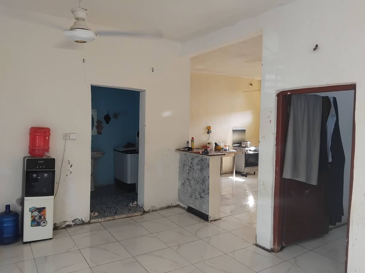 بيت زراعي للبيع الكارضية البيضاء  مساحة اكثر من 250 متر يحتوي على صالة وغرفة نوم و مطبخ وصحبات جاهز للسكن السعر المطلوب 30 مليون الاتصال عالرقم ***********
