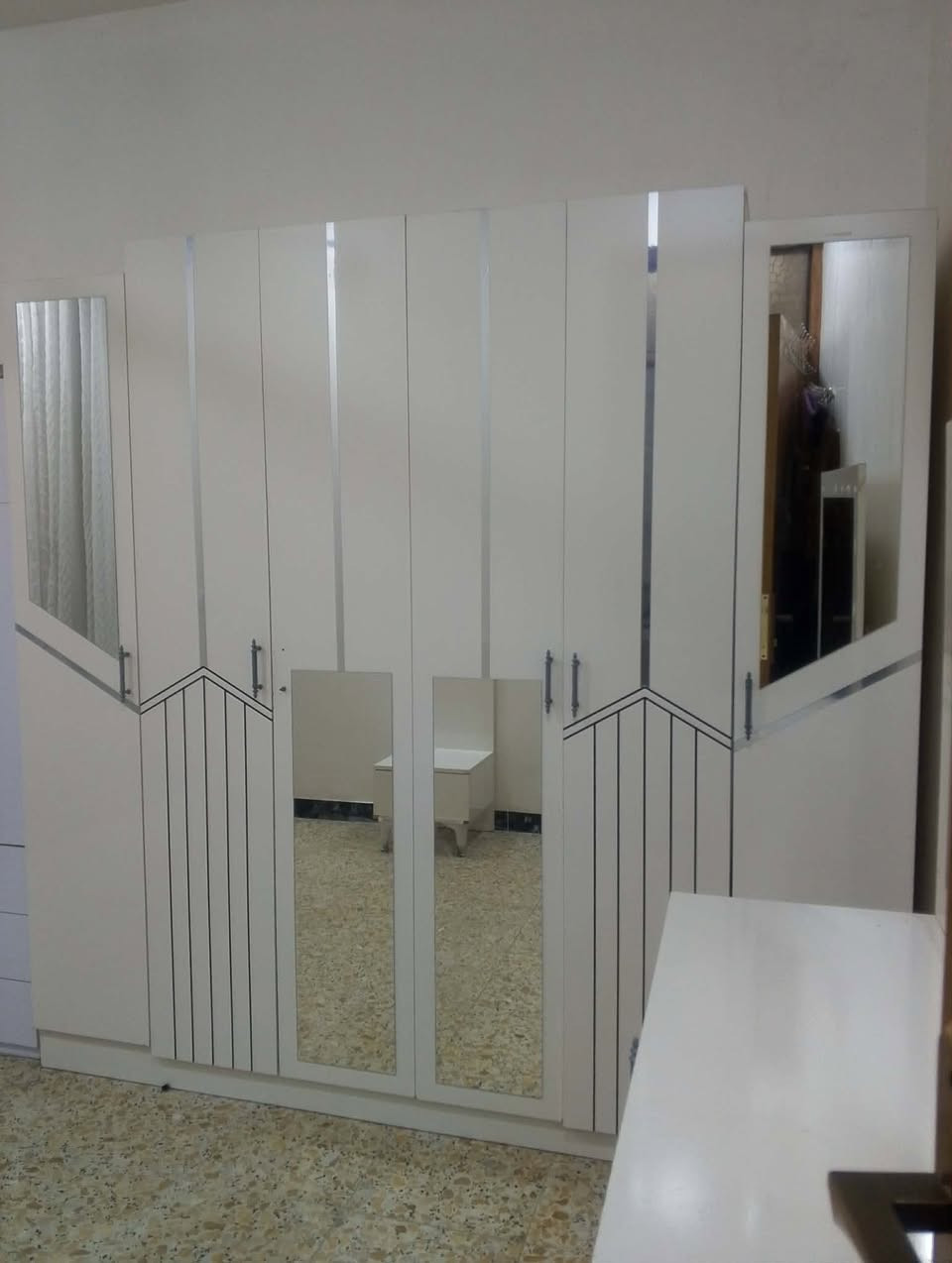 سلام عليكم  غرفه اخشاب  5 قطع 300 بيه مجال  ميز بلازمه 70 بي مجال  كنتور  صغير 90 الف بي مجال  مكاني الدوره ***********
