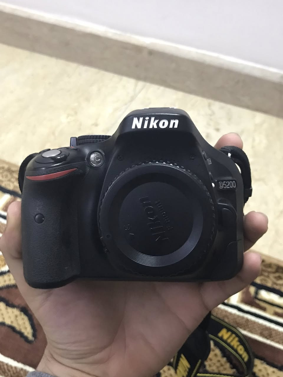 السلام عليكم كاميرا نيكون D5200 نظيفة 100% استعمال بيت قليل جداً مراية قلاب وعدسة البلادية مالتها vr18-55mm
الملحقات 
 بطاريتها البلادية + هود + شاحنة عدد 2 مع كيبل+ كيبل نقل بيانات + كفر كاميرا + كفر عدسة +  جنطة + سير 
السعر 350 مكاني بغداد اليرموك
 ماعندي توصيل 
***********
