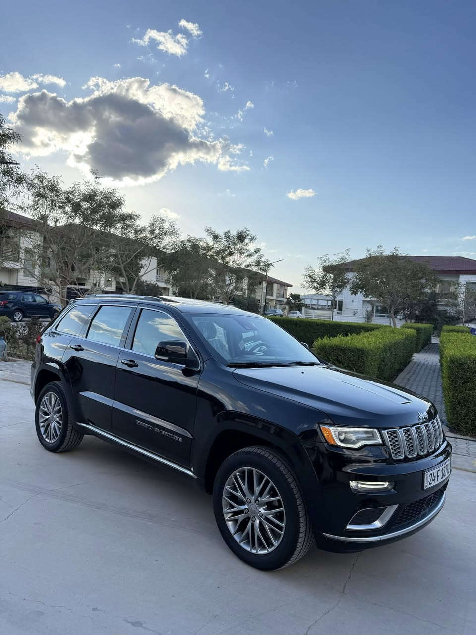 للبيع جيب سوميت 1/1 موديل 2018 سعر 292$ 
سياره كفالة عامه من زلغ 
رادار امامي رادار جانبي 
سياره جكات تصعد وينزل 
سقف كنتاره بلادي 
داخل ابيض كشن بقلاوه طتريز بلادي 
مكاني كركوك ***********
***********
