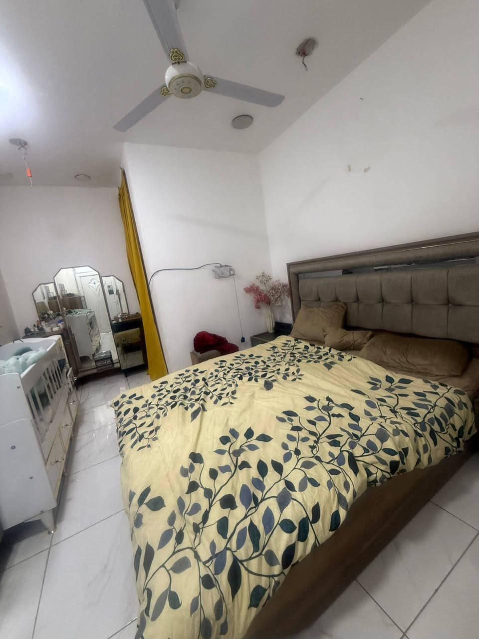 .
دار للبيع طابو سكني مساحة 40 متر بناء حديث يحتوي على صالة مفتوحة عل مطبخ امريكي وخدمات طابق اول غرفتين نوم وحده صغيرة والأخرى كبيرة طابق ثاني بيتونه وسطح يقع في بغداد  سبع ابكار السكني أحله مربع م340 المربع الذهبي خدمات فووول عرض الشارع 8م تبليط ماء مجاري كهرباء 
 البيع كامل مع الاثاث 
للاستفسار  :  ***********
