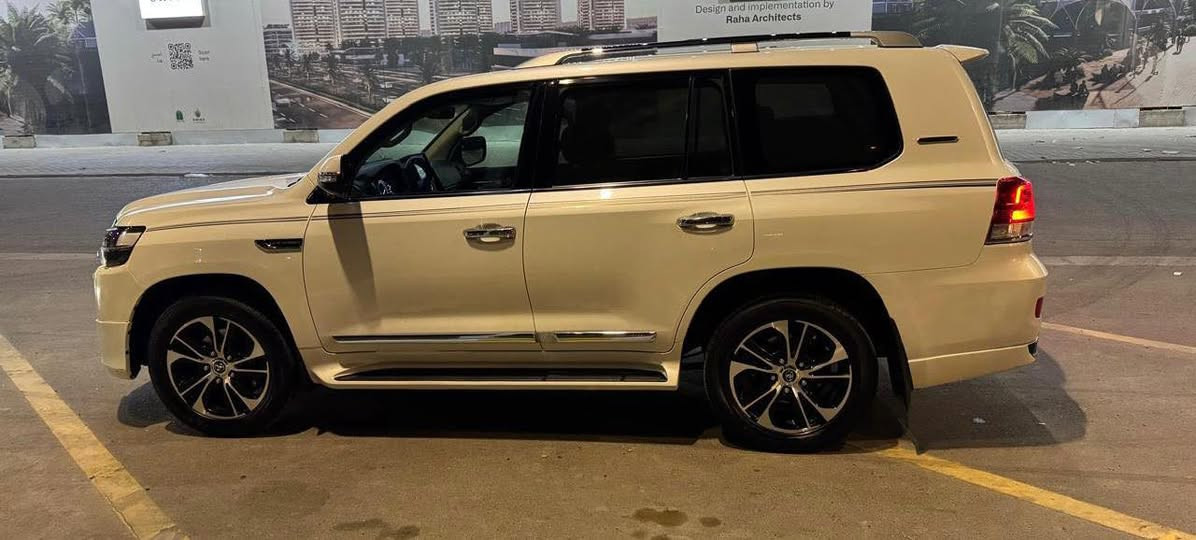 لاندكروز 2021 GXR شركه SAS
فول مواصفات 
خليجي كفاااله عامه من دعاميه للدعاميه 
 
كشنات جلد فتحه ثلاث قطع تبريد صندوق كهرباء كاميرا خلفيه شاشه ابل كار بلي بلوتوث واي فاي خزن ميموري 
مري جانبيه كهرباء فورويل مودات قيادة ثلاجة 
لايتات زنون ليد نهاري كراند تورنك شاشه ليزريه 

رقم بغداد  تحويل مباشر 
السيارة جداً نظيفه  
محرك 6 سلندر 4000 
السعر 566 مكان السيارة الغزاليه ***********
