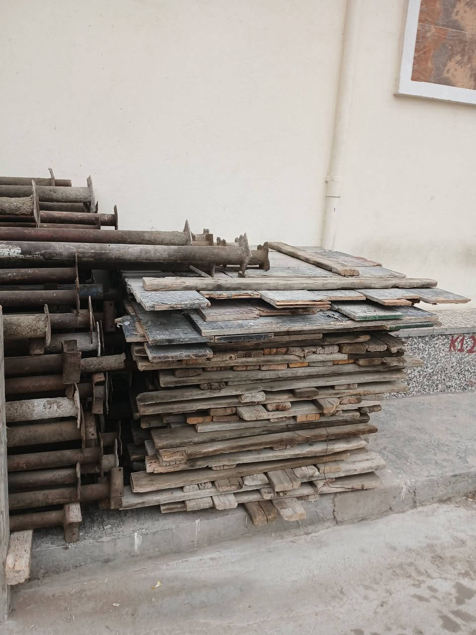 السلام عليكم قالب خشب للبيع جكات عدد ١١٥ لوح اربع أمتار ٤ مكعب لوح ٣متر مكعبين ونص سير ٣متر ١٠٠ سير ومقاصير جميع القياسات بقارات جميع القياسات مكان بغداد الخطيب الزراعي استفسار اتصال ***********
