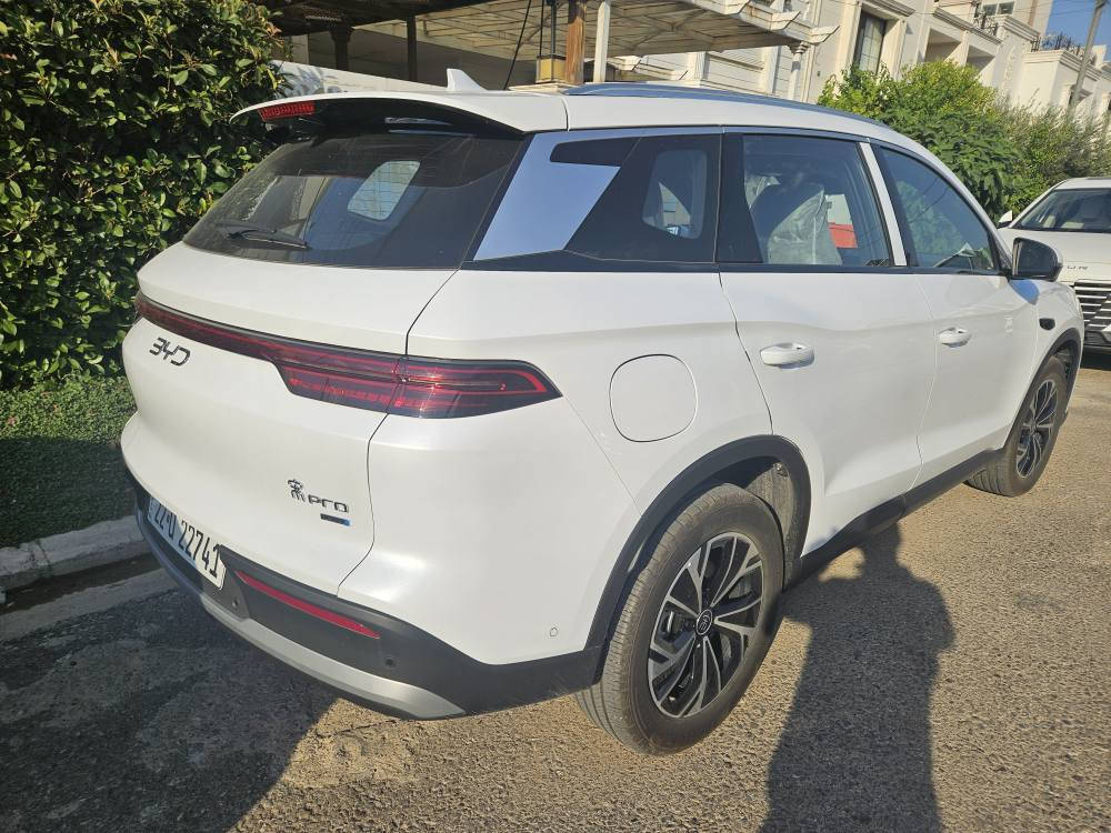عربي - كردي
***********

للبيع | BYD Song Pro 2025 - كلين تايتل ابيض رقم اربيل فول مواصفات

· محرك 4 أسطوانات 1.5 لتر طبيعي (بدون تيربو) + محرك كهربائي (DM-i)
· القوة الإجمالية: 235 حصان (أداء ممتاز واقتصادي)
· ناقل حركة E-CVT سلس وتوفير ممتاز
· دفع أمامي

· سعة البطارية: 18.3 كيلوواط/ساعة
· مدى كهربائي يصل إلى 67 كم (صفر بنزين)
· مدى كامل يزيد عن 1200 كم
· استهلاك الوقود عند نفاد البطارية: أقل من 4 لتر/100 كم

· فتحة سقف بانوراما (1.1 م)
· صندوق كهربائي
· شاشة دوارة 15.6 إنش
· شاشة عدادات 9.2 إنش
· 12 كاميرا 540 درجة + حساسات
· قيادة شبه ذاتية (ADAS) - كبح تلقائي، تحذير اصطدام، مساعدة المسار
· كيبل شاحن اصلي
· مقاعد جلد  + مقعد سائق كهربائي
· إنارة محيطية + مصابيح LED أوتوماتيكية بالكامل

***********

بۆ فرۆشتن | BYD Song Pro 2025 - کلین تایتڵ، سپی، ژمارەی هەولێر، فول مۆاسیفات

· مۆتەری 1.5 لیتری 4 سلێندەر (بێ تێربۆ) + مۆتەری کارەبایی (DM-i)
· هێزی گشتی: 235 ئەسپ (ئەدای بەرز و خەرجی کەم)
· گیربۆکسی E-CVT نەرم و ئابووری
· هێزی پێشەوە (FWD)

· قەبارەی باتری: 18.3 کیلۆوات/کاتژمێر
· مەودای کارەبایی تا 67 کیلۆمەتر (بێ بەکارهێنانی بەنزین)
· مەودای گشتی زیاتر لە 1200 کیلۆمەتر
· خەرجی سووتەمەنی دوای تەواوبوونی باتری: کەمتر لە 4 لیتر بۆ هەر 100 کیلۆمەتر

· سانڕۆفی پانۆراما (1.1 مەتر)
· سندووقی دواوەی کارەبایی
· شاشەی سووڕاوەی 15.6 ئینچ
· شاشەی کۆنتڕۆڵی 9.2 ئینچ
· 12 کامێرا بە دیمەنی 540 پلە + حەساسات
· شۆفێری نیوە خۆکار (ADAS) – ترمزی خۆکار، ئاگادارکردنەوەی پێکدادان، یارمەتیدەری هێڵی ڕێگا
· کابڵی شارجی ڕەسەن
· کورسییە چەرمییەکان + کورسیی شۆفێری کارەبایی
· ڕووناکی دەوروبەر + چرای LED تەواو ئۆتۆماتیکی أربيل, العراق
