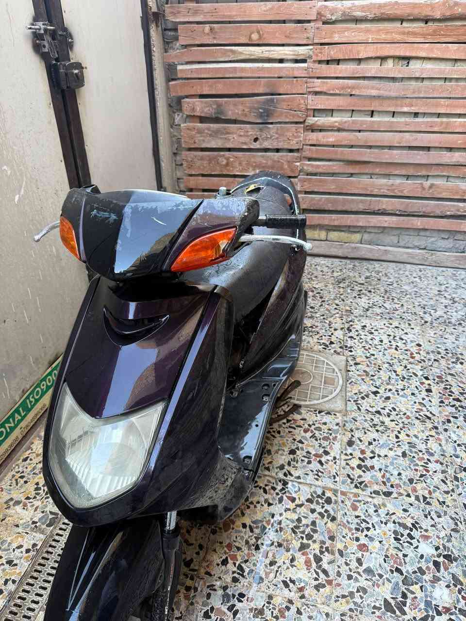 السلام عليكم 
سكنس 140 شغاله 
بيها تلحيظات بسيطة 
كهربائيات شغاله بنز كلج وخرز جديد بنز بريك جديد 
سعرها 350 وبيهة مجال للشراي 
بغداد/حي النصر 
***********
