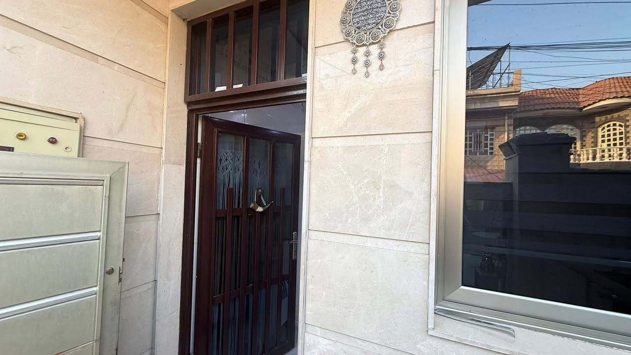 اللهم صلِ على محمد وآل محمد

🌟دار 100متر للبيع:-الدار بنائه فول 

* الدار طابقين ونص 
*  يحتوي على 5غرف نوم 
* مطبخين حار بارد 
* يحتوي عل 3 حمامات 
2 بل طابق لارضي و 1 بل طابق الثاني 
* مدخلين ستقبال ومطبخ 
* جبه 10 ونزال 10 المساحه 100 متر 

🌟نوع الملك طابو ملك صرف

🌟.📍 موقع الدار حي البساتين الضباط خلف الشقق المثلث الذهبي

 للأستفسار:
رقم الهاتف 📞::> ***********
