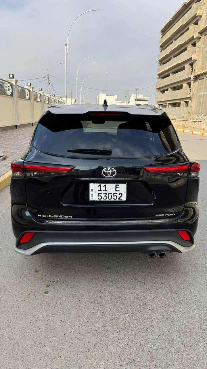 هايلاندر 2022 xse 
محرك 6 سلندر (3500)
فور ويل (AWD)
السياره فول مواصفات 
ردار امامي جانبي - فتحه - تشغيل عن بعد - جنطه كهرباء - جلد - كشنات هيتر - ويل 20 
وبعد بيه هواي مواصفات 

كلين تايتل بدون ضرر حته دعاميات كفاله 
صار بيه تعديل بارد قليل اثر طخه بالعراق بدون صبغ موضح بالصور. 
ماشيه 38 الف فقط 
السعر 330$$ 
العنوان الرمادي 
*********** الرمادي, الأنبار
