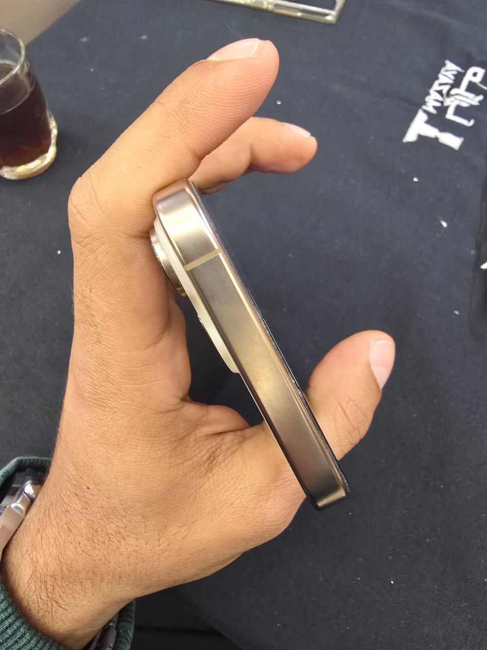 ايفون 16 برو ماكس ماستر مراوس بـ s25 Ultra
ذاكرة 256 بطارية 90 لون ذهبي نظافة 99 
***********
