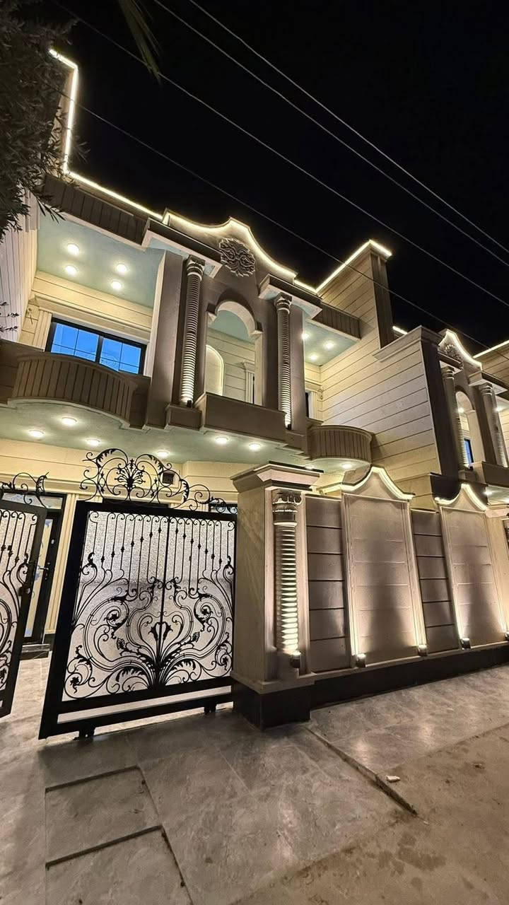 ماشاء الله بسم الله عرض حصري بناء 2026 زيرووووو                                         السلام عليكم 
للبيع دارين تون موقع مميز القادسيه خلف مدينة اللعاب 
مساحه كل دار : 150 متر الواجهه 7 و نص النزال 20 
الدار زيرو 2026 البناء درجه اولى 
مساحه الشارع 20 متر 
يحتوي الدار على : 4 غرف نوم + استقبال + موزع ارضي + مطبخ + صحيات داخليه و خارجيه + موزع طابق ثاني + صحيات طابق ثاني + حجر اخضر 
للاستفسار اكثر مراجعة مكتب علي واحمد للعقار
او مراسلة الصفحه 
او الاتصال على الرقم  ‭0772 305 3973‬#للجميع
