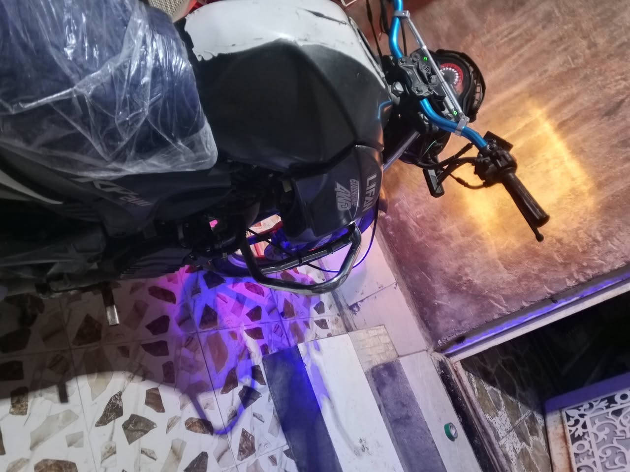 السلام عليكم دراجه نوع ليفان للبيع يرادلها ترتيب بل كشر  مكينه ربع 250 نشاط فول  6 كير كهربائيات كامله ستيرن رياضي درع امامي فدراليات اشاير لد دشبلول الكتروني للبيع او مراوس بأي شي بس ماريد رص للأستفسار (***********) بي واتساب
