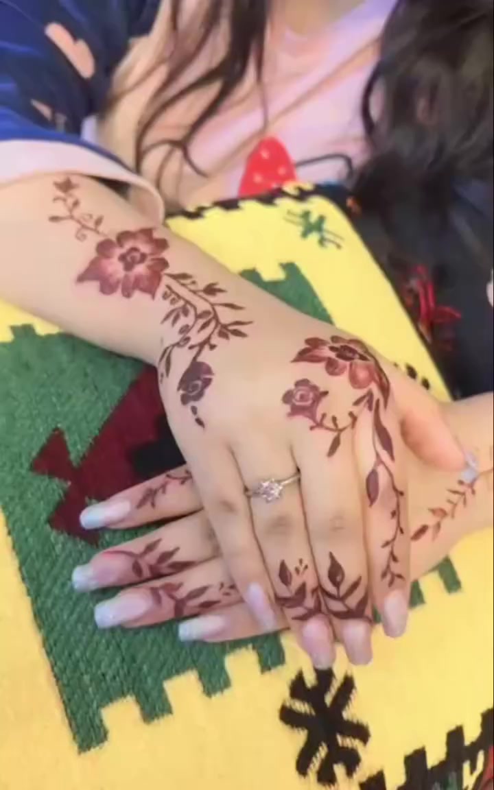 عروووووض العيد كل بنات اثنين الثالثة مجاني(نقش حنة)
لارا لاونج ترحب بكم 💓🌹🌹🌹🌹
نقش حنة 
توريد 
جل اكستينشن 
سترونك
ابوغريب/حي الصديق🌍
لحكوا على عروض العيد قبل لاتخلص💓💓💓💓
للحجز الاتصال وواتساب(***********)
