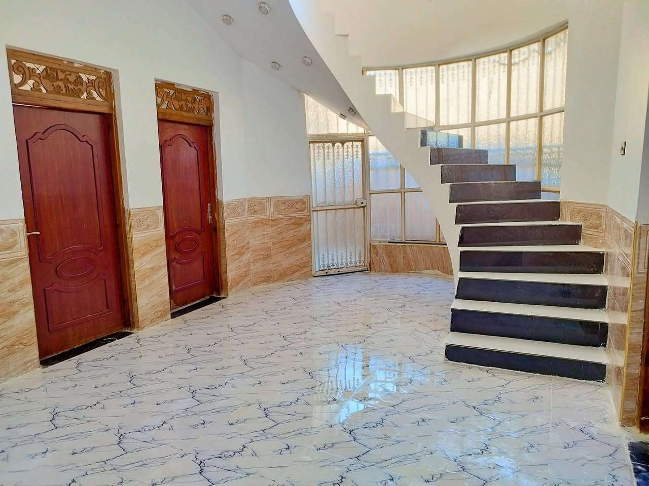 الديوانية / #التقية_الثالثة
خلف الفوج التكتيكي

📐 المساحة: 200 متر
🏗️ نوع السند: طابو زراعي سند 25 (بيه معاملة تطويب)
🏗️ نوع البناء: طابق واحد + بيتونة كبيرة في الطابق الثاني – كونكريت مسلح

🔹 تفاصيل البيت:
غرفتان نوم:  الأولى بمساحة 6×4 - الثانية بمساحة 5×4 - صالة رئيسية بمساحة 7×4 - استقبال واسع بمساحة 8×4 - مطبخ بمساحة 4×4 - ممرات عدد (3) - مجاميع صحية (داخلية وخارجية) - طارمة كبيرة

في الطابق الثاني: بيتونة كبيرة + سطح بمساحة 180 متر
💡 الخدمات: المنطقة مخدومة بالكامل وقريبة من الشارع العام

#السعر خاص
للاستفسار اكثر 
#واتساب_اتصال_***********

ــــــــــــــــــــــــــــــــــــــــــــــــــــــــــــــــــــــــــــ
