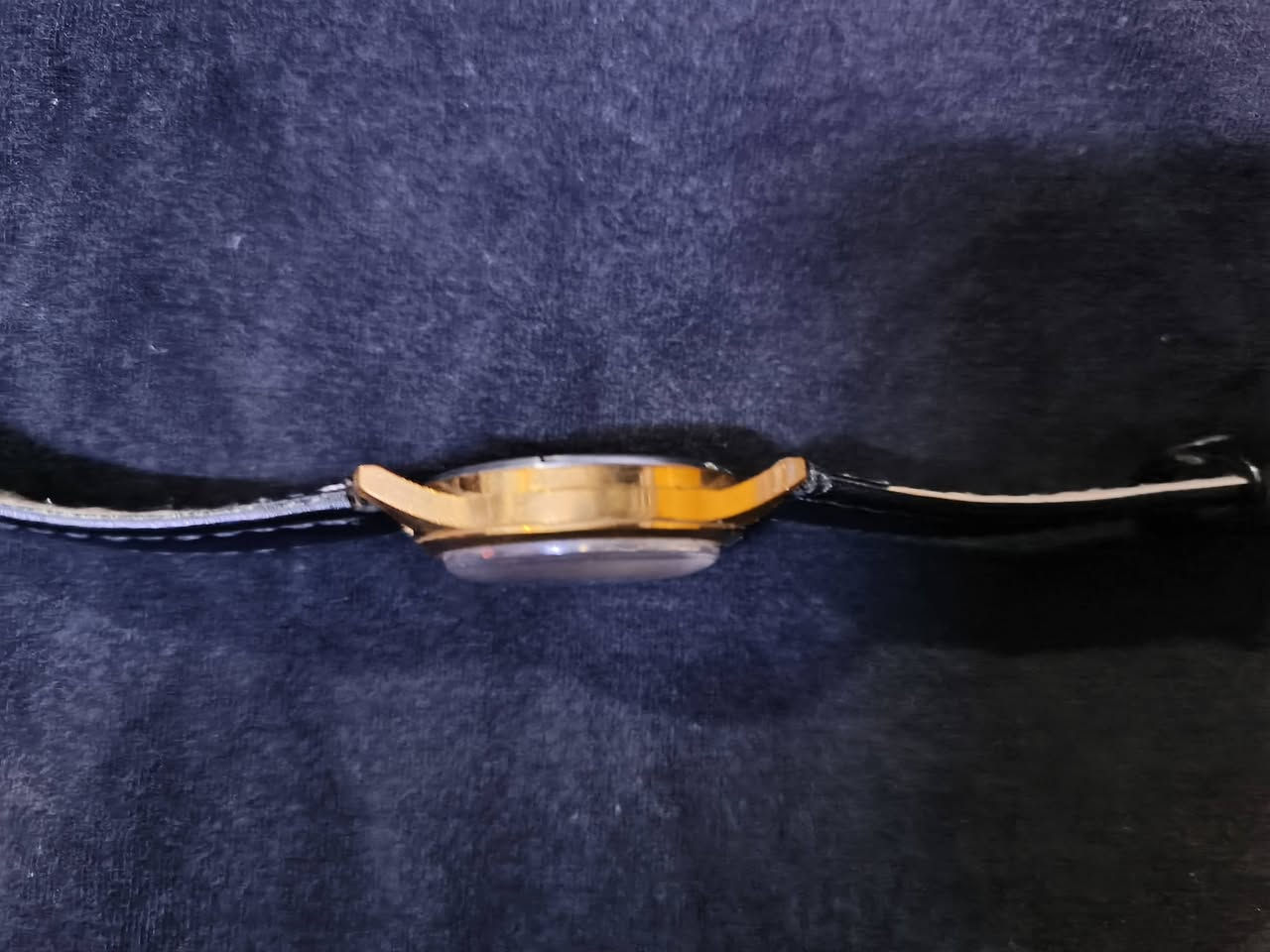 ساعة قديمه شغاله ضبط طلاء ذهب للبيع هاتف*********** +متواجد واتساب
