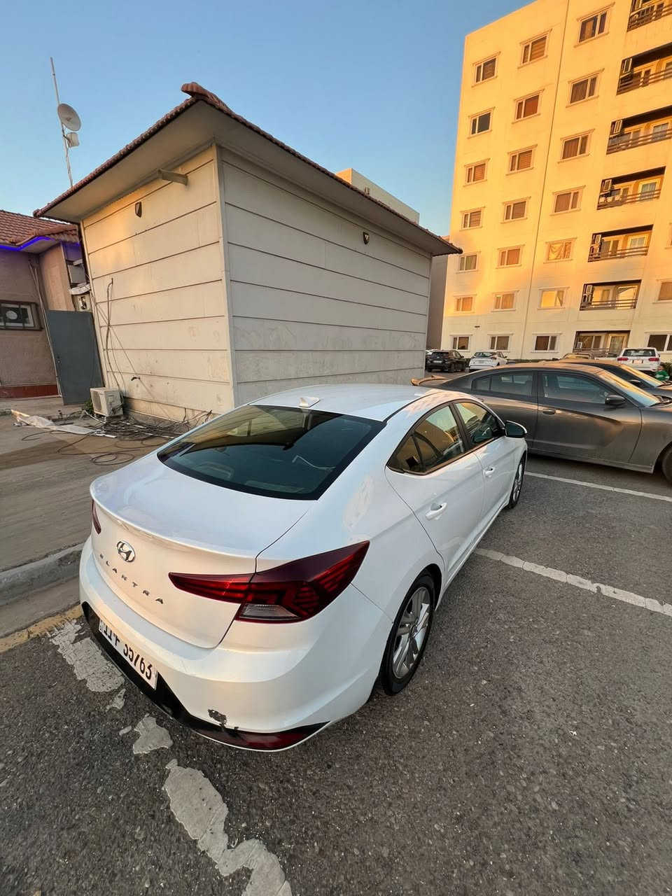 السلام عليكم
النترة 2019 رقم بغداد باسمي 
السيارة حادثها فقط جاملغ بدون ايرباك بدون دواخل 
مكينه 2000 والكير AT
السيارة جاهزة بدون اي نقص كلشي جاهز بيها 
ماشيه فقط 33 
مكاني بغداد 
السعر 135 
***********
