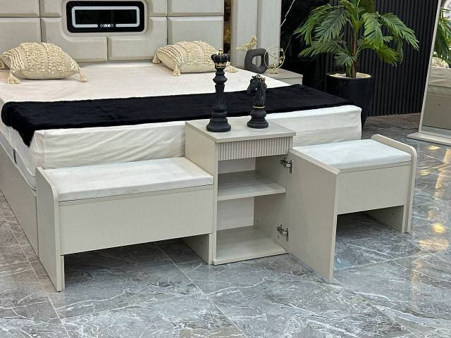 غرفة نوم تركي مستخدم  9 قطع 
ميز تواليت + انارة 

كرسي ميز تواليت 

كنتور  + انارة 

سرير + ساعة رقمية وانارة 

جزامة 

طاولة سرير جانبية عدد 2

مرآة 

فقط الميز تواليت بي حرق بسيط ع الجهة اليمنى من خزاتنه السفلية اما باقي الغرفة نظافة فول شخط مابيها 

اشتريتها بمليون و550 

رايدها بمليون و50

الي حاب يتواصل وياي على هذا الرقم 

***********
العنوان بغداد شارع حيفا
