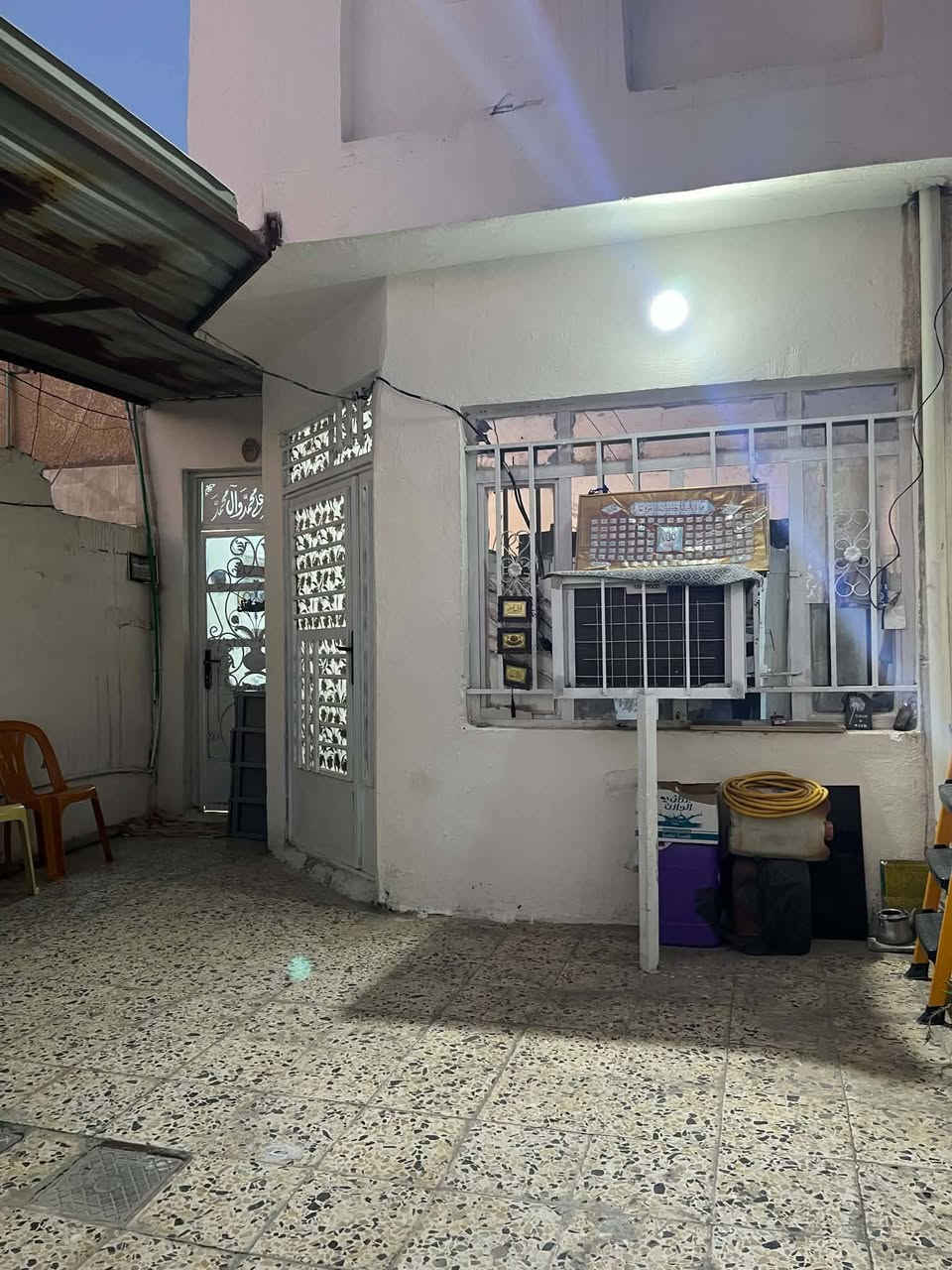 بيت للبيع
الموقع حي الربيع شارع القاضي قرب حسينية مسلم بن عقيل
يحتوي على استقبال +صاله+غرفتين  
السعر ٨٥ مليون قابل للتفاوض 
للتواصل *********** غير متواجد على النت
