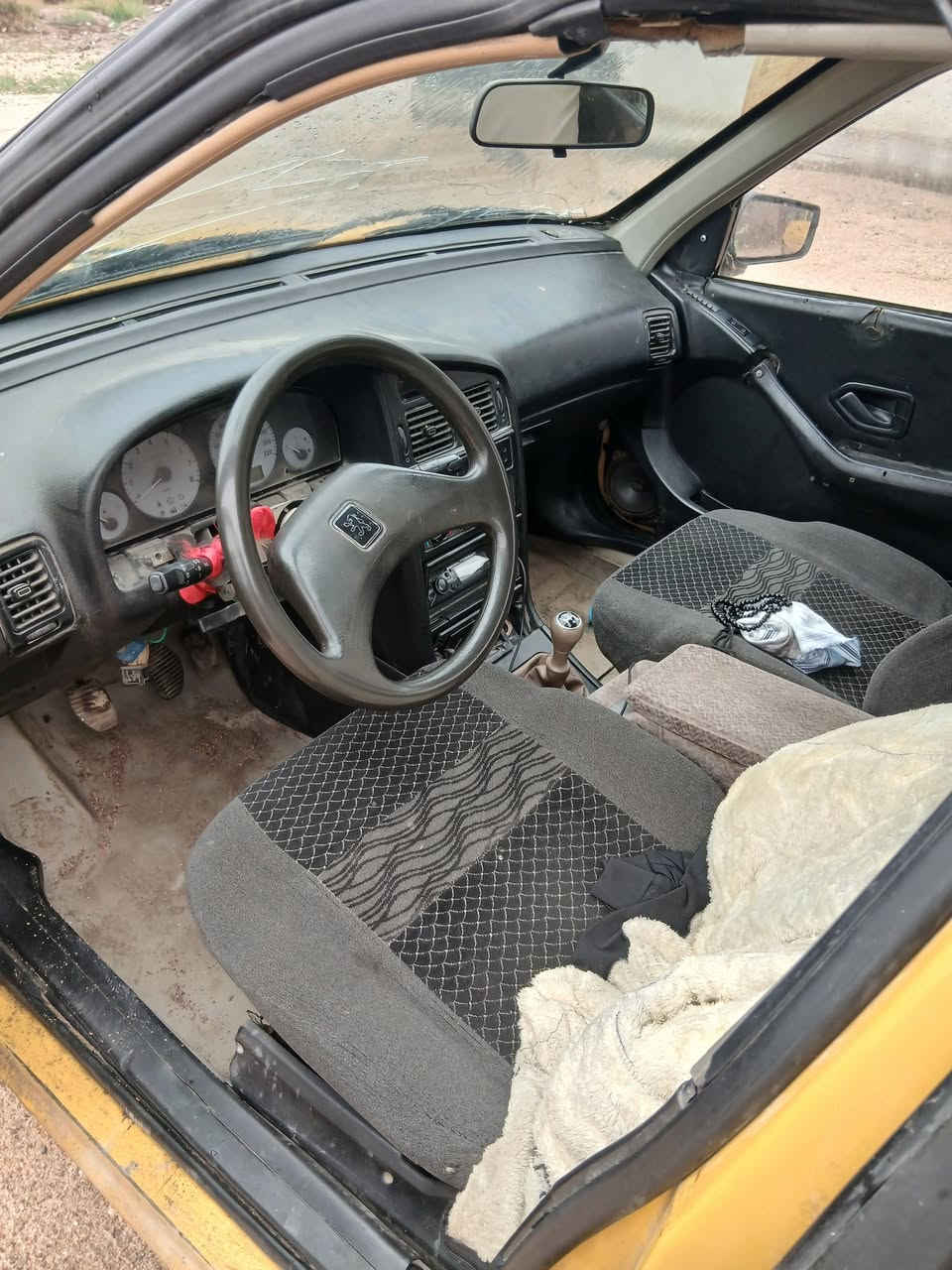 السلام عليكم بيجو ٤٠٥ موديل ٢٠١٢  سعرها ١٣ ورقه ..سنويتهه منتهيه ب ٢٠ /بيهه ظربة بجاملق الأيمن وموضح بصور البدي حلو وشوف العين مابي تعمير هواي  دعاميتهه موجودة بس من الحادث انكسرت ومبينه بصور تنشد وكلشي مابيهه غرفتهه حلوة ومبدل الها اسفنجات وأرضيتهه مدوشمة وكاملة نوزلات جدد كوري وبلكات جدد المكينة مجفته وكيرها حلو  .كلج جديد درايمات جدد مشط سترين ايساكو مال بدون دبل الحديث باور جديد اغلب غراضهه جددد هواي طولت بشرح حتى لا تسألني عليهه بعد ....السيارة موجودة  بلبصرة بابوالخصيب طريق الصحراء..***********
