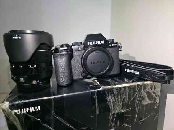 Fujifilm X-s10 + XF 18-55 f2.8
المستشعر: APS-C X-Trans CMOS 4 بدقة 26.1 ميجابكسل.

لمعالج: X-Processor 4 السريع بالأداء والمعالجة.

تثبيت صورة داخل الجسم (IBIS) بخمس محاور، فعّال حتى 6 توقفات.

تصوير فيديو: بدقة 4K 30fps و Full HD حتى 240fps.

شاشة متحركة بالكامل تعمل باللمس بقياس 3 بوصة.

نظام فوكس تلقائي سريع مع تتبع للعين والوجه.

مقبض مريح وتصميم خفيف وسهل الاستخدام.

منفذ مايك وسماعة خارجية لتسجيل صوت احترافي

للبيع او مراوس 
السعر 1250
***********
