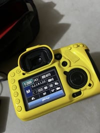 كانون 7D • عدسة 18-55 • شنطة وشاحن وبطارية