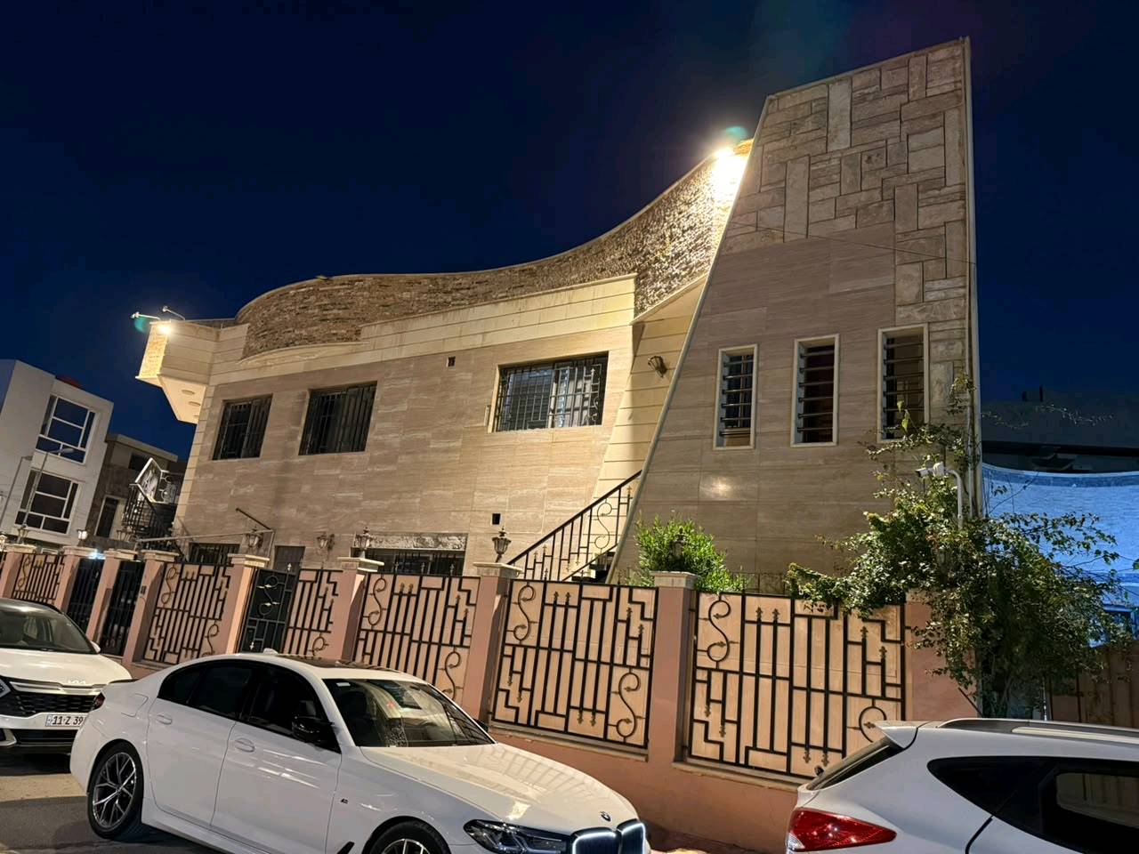 سلام دار للبيع مساحة الدار ١٥٤متر ركن على شارعين قريب جامع الشواف محلة 616
لتصوير لاول للبيت للطابق لارضي غرفتين نوم كبار 
ومخزن وحمامين ومطبخ كبير وصاله واستقبال
وجلسه عربيه وغرفة لوندري
ومناور ثنين
 وتصوير ثاني للشقه غرفتين نوم وصاله ومطبخ وحمام.. لشقه الثانيه  (غرفتين نوم)وصاله ومطبخ وحمام 
بي كراج سرداب اربع سيارات
 لسعر المتر الواحد42$
 للتواصل ***********
