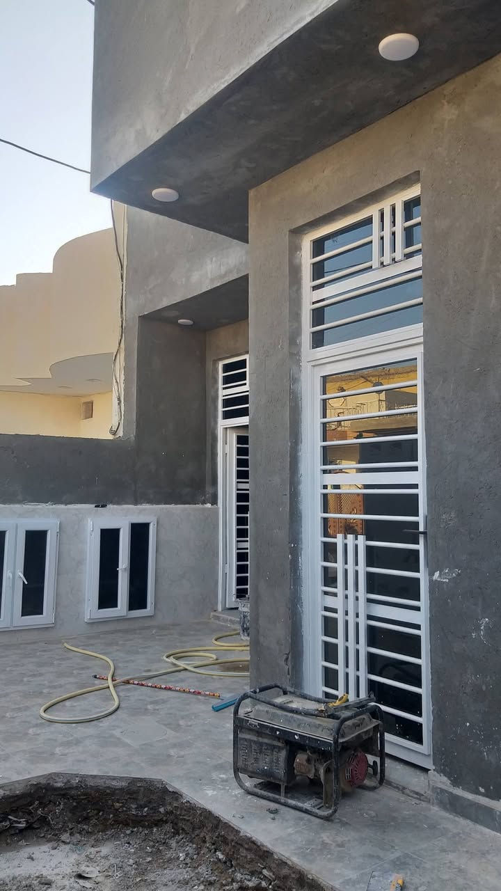 السلام عليكم دار سكن للبيع حديث غير مسكون البناء درجة اولئ في الكوت منطقة حي الحكيم نزلة الوائلية بالقرب من شارع الصب وبالقرب من المستوصف مساحتة 200م وشارعة 10م البناء طابوق درجة اولى والسقف صب مسلح والارضية والجدران سيراميك ويتكون البيت من غرفتين نوم وصالة واستقبال ومطبخ حار وبارد وصحيات داخلية وخارجية ومتوفرة كافة الخدمات ماء وكهرباء ومجاري رئيسية ومرقم من قبل البلدية السعر 83 وبي مجال الاستفسار الاتصال على هذا الرقم ***********
