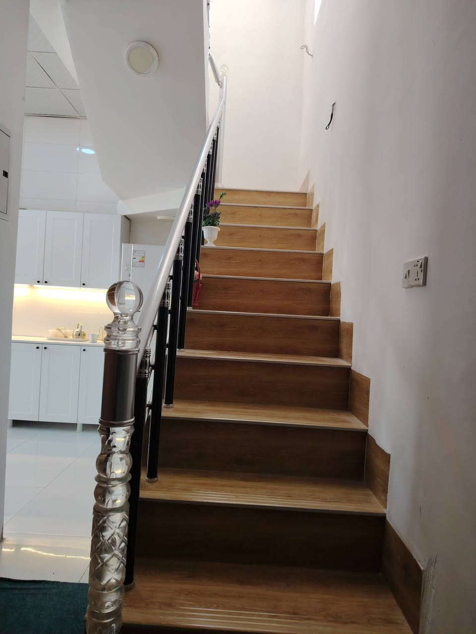 بيت طابقين مساحة 100 متر، يحتوي على 3 غرف نوم
سند 25. البناء طابوق مواد درجة أولى موقعه مجمع حي الامل الثاني ماء مجاري تبليط كافه الخدمات
 قريب على كنطرة السلام  يبعد عن الإمام 6 دقائق:
​السعر مع الأثاث الكامل: 155 مليون .
​السعر بدون أثاث: 145 مليون
باقي التفاصيل والصور على واتساب ***********
