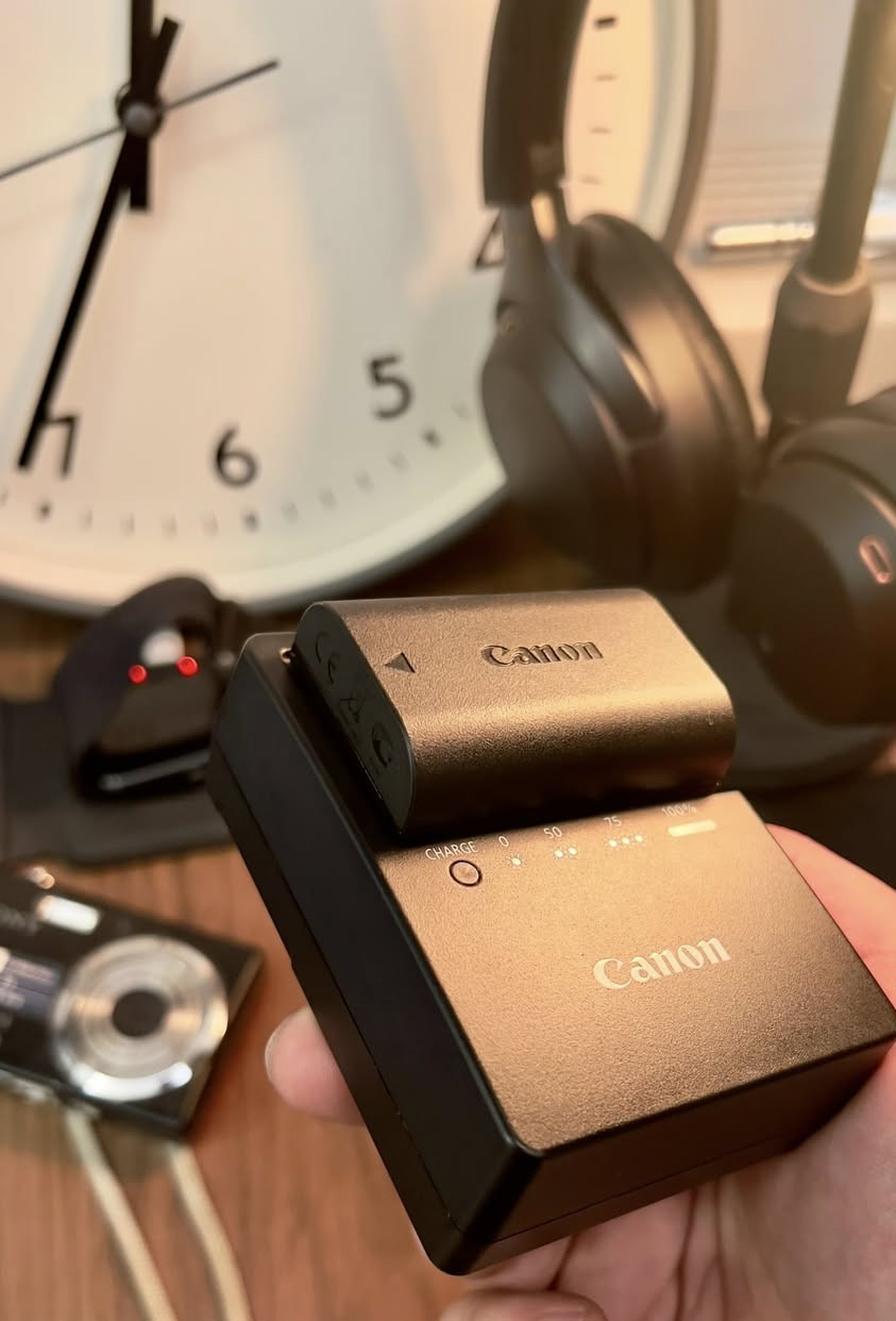 للبيع Canon 70D جديدة (شتر 10k)
:
 ✅• عدسة Canon 18–55mm 2.8f
 ✅• عدسة Canon 50mm f/1.8 STM
 • جنطة Canon و عدة تنظيف
ملحقاتها كامله واصلية
 • رام 64GB

كاميرا غنية عن التعريف 
 سنسر APS-C CMOS (22.5 × 15 مم))
فيديو Full HD 1080p
شاشة متحركة و لمس
Wi-Fi وبيها

السعر 640الف ✅
والسعر بي مجال للطيبين 
***********
راسلني وتدلل
